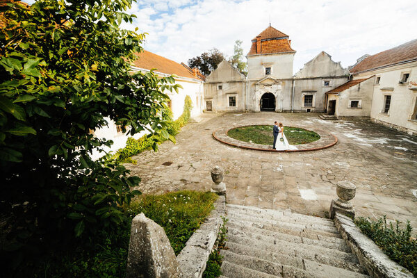 Жених и невеста на свадьбе. Свадебная пара. Красивая невеста и стильный жених
.