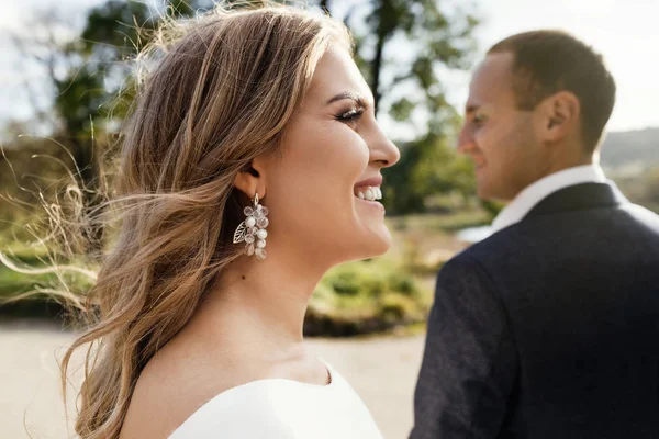 Bruden Och Brudgummen Bröllop Dag Bröllopsparet Vackra Brudparet Eleganta — Stockfoto