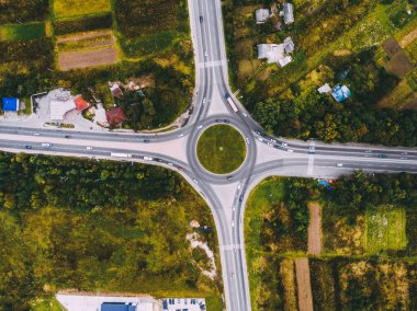 Havadan görünümü yol dolambaçlı bir sürü araba ile