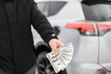 Araba yakıt tankı para dolar. Paraya araba ile adam.