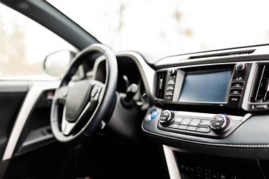 Modern elektrikli otomobil iç. Lüks prestij araba iç, pano, direksiyon simidi. Siyah deri iç.