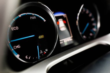 Hibrit araba Pano hız göstergesi takometre tam enerji düzeyine sahip. Modern bir araba dijital pano.