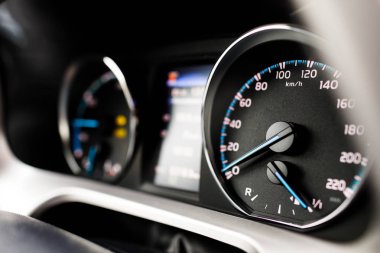 Hibrit araba Pano hız göstergesi takometre tam enerji düzeyine sahip. Modern bir araba dijital pano.