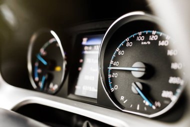 Hibrit araba Pano hız göstergesi takometre tam enerji düzeyine sahip. Modern bir araba dijital pano.