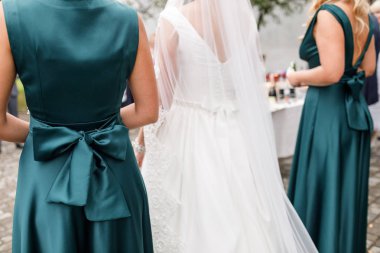 Güzel nedime çiçeklerle, poz hazırlık düğün