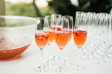 Düğün içecekler. Bardak gül renkli şampanya. Düğün günü.