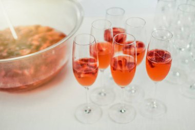 Düğün içecekler. Bardak gül renkli şampanya. Düğün günü.