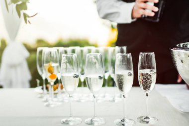 Düğün töreni. Barmen dökme şampanya cam içine. Prosecco veya şampanya partisi.