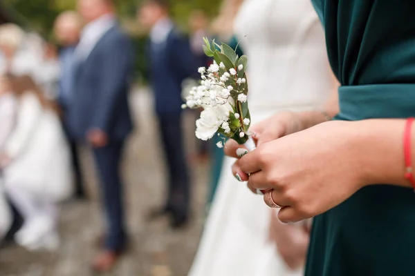 Schöne Brautjungfer Posiert Mit Blumen Hochzeitsvorbereitung — Stockfoto