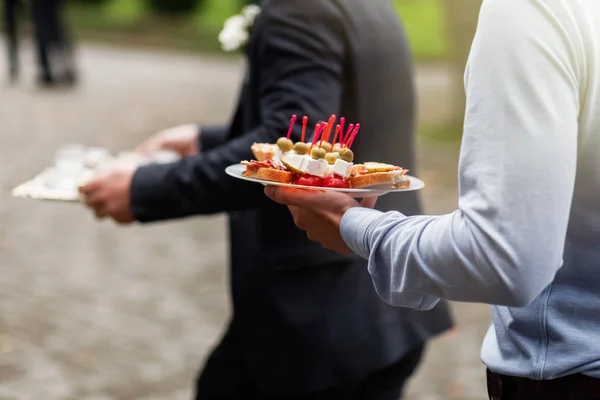 Camareros Trayendo Comida Ordenada Segundo Plano — Foto de Stock