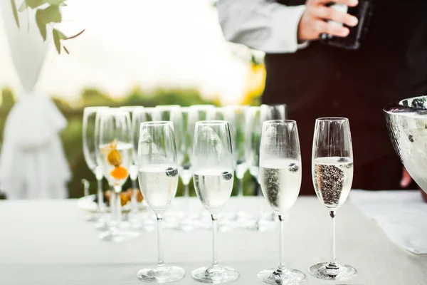 Trauung Barkeeper Gießt Champagner Glas Prosecco Oder Champagner Auf Der — Stockfoto