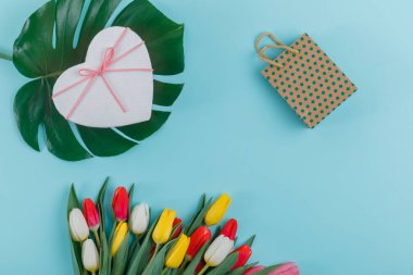 Kadınlar günü tebrik kartı şablonu. Bahar lale çerçeve arka plan, üstten görünüm üzerinde. Kadınlar günü ya da anneler günü ya da satış konsepti.