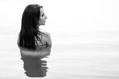 Güneşli yaz günü. Plajda mutlu kadın