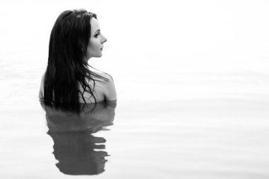 Güneşli yaz günü. Plajda mutlu kadın