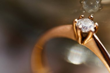 Alyans kapatın. Zarif Alyans Pırlanta closeup ile makro fotoğraf.