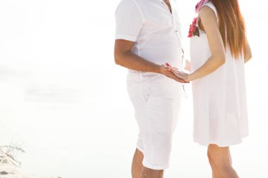 Güneşli yaz günü. Mutlu çift sahilde gülümseyen