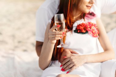 Mutlu çift sahilde. Sevgililer günü. Romantik Çift.