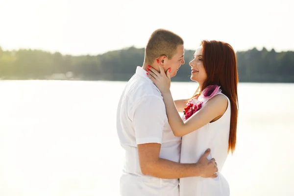 Día Soleado Verano Pareja Feliz Sonriendo Playa —  Fotos de Stock