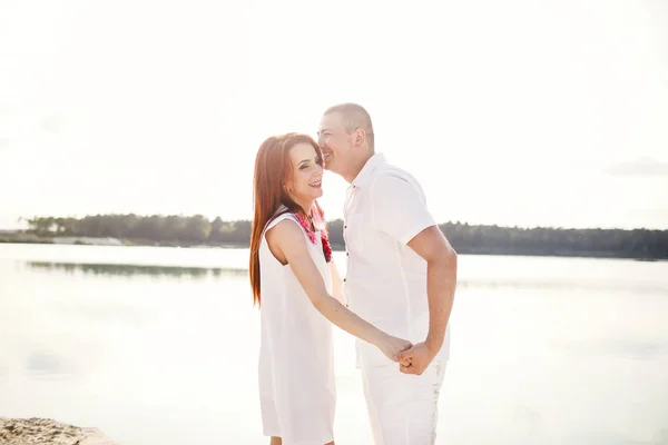 Journée Ensoleillée Été Joyeux Couple Souriant Plage — Photo