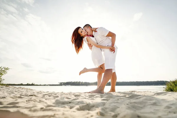 Sonniger Sommertag Glückliches Paar Lächelt Strand — Stockfoto