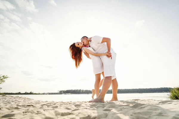 Journée Ensoleillée Été Joyeux Couple Souriant Plage — Photo