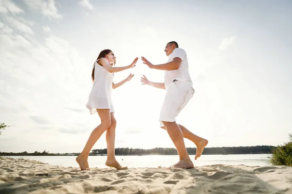 Día Soleado Verano Pareja Feliz Sonriendo Playa — Foto de Stock