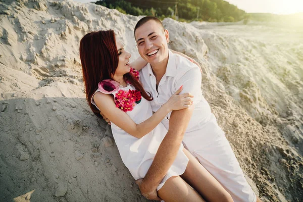 Journée Ensoleillée Été Joyeux Couple Souriant Plage — Photo