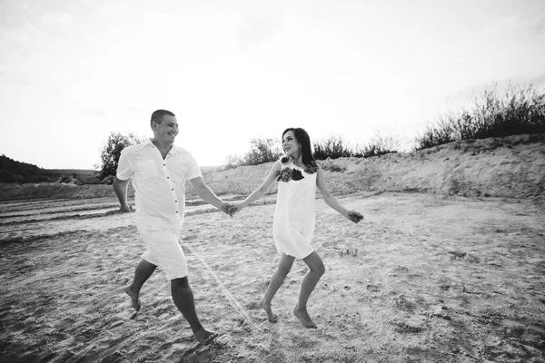 Zonnige Zomerdag Gelukkige Paar Glimlachend Het Strand — Stockfoto