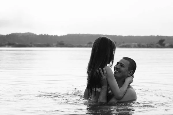 Journée Ensoleillée Été Joyeux Couple Souriant Plage — Photo