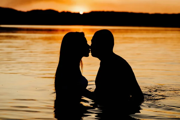 Mutlu Çift Sahilde Sevgililer Günü Romantik Çift — Stok fotoğraf
