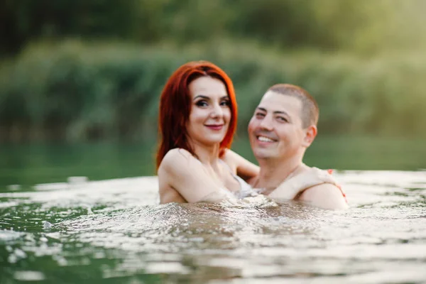 Journée Ensoleillée Été Joyeux Couple Souriant Plage — Photo