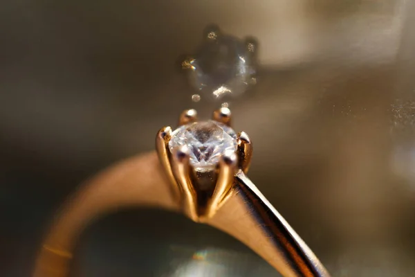 Feche Aliança Macro Foto Anel Casamento Elegante Com Diamantes Close — Fotografia de Stock