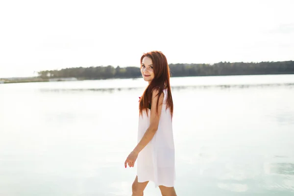 Zonnige Zomerdag Gelukkige Vrouw Aan Het Strand — Stockfoto