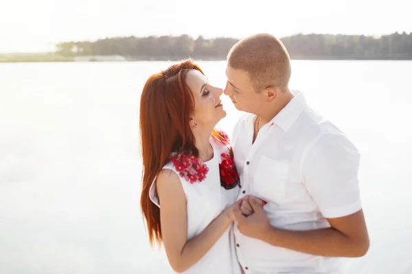 Pareja Feliz Playa Día San Valentín Pareja Romántica —  Fotos de Stock