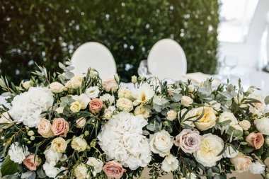 Dekor düğün. Georgeous düğün tablo düğün çifti için ayarlama.