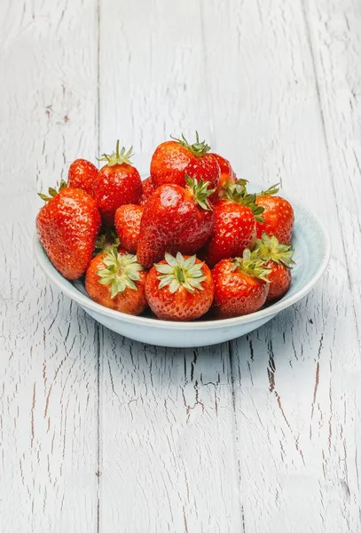 Konzept Für Gesunde Ernährung Gesunde Erdbeeren Auf Weißem Hintergrund — Stockfoto