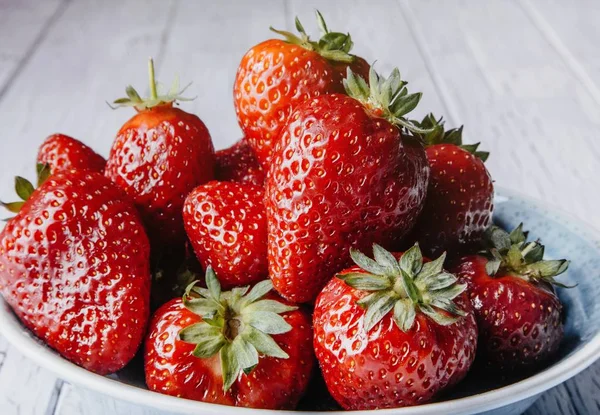 Konzept Für Gesunde Ernährung Gesunde Erdbeeren Auf Weißem Hintergrund — Stockfoto