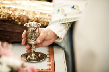 Altın kadeh şarap kilise tablo. Cemaat. Yakın çekim. İlahi ayini. 