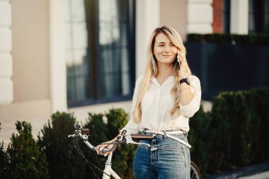 vintage retro Bisiklet smartphone kullanarak poz çok seksi kız portresi.