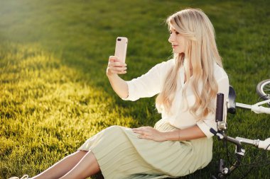 vintage retro Bisiklet smartphone kullanarak poz çok seksi kız portresi.