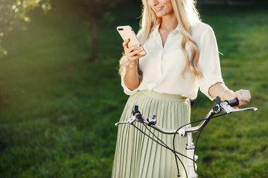 vintage retro Bisiklet smartphone kullanarak poz çok seksi kız portresi.