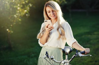 vintage retro Bisiklet smartphone kullanarak poz çok seksi kız portresi.