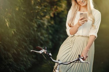 vintage retro Bisiklet smartphone kullanarak poz çok seksi kız portresi.