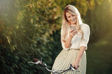 vintage retro Bisiklet smartphone kullanarak poz çok seksi kız portresi.