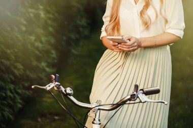vintage retro Bisiklet smartphone kullanarak poz çok seksi kız portresi.