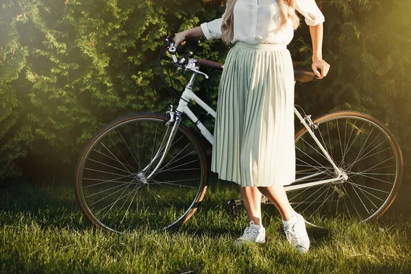 Çok Seksi Kız Retro Vintage Bisiklet Ile Poz Portresi — Stok fotoğraf