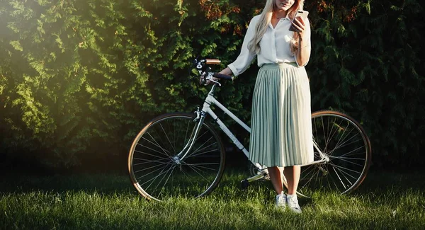 Porträtt Ganska Sexig Tjej Poserar Med Vintage Retro Cykel Med — Stockfoto