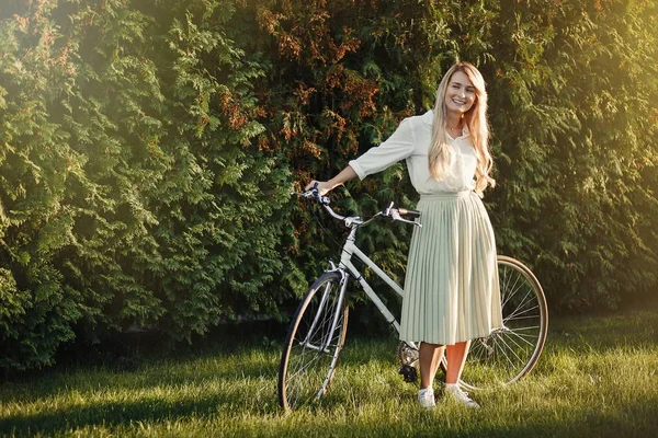 Porträtt Ganska Sexig Tjej Poserar Med Vintage Retro Cykel — Stockfoto