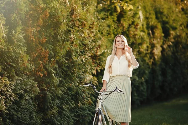 Portrait Jolie Fille Sexy Posant Avec Vélo Rétro Vintage — Photo