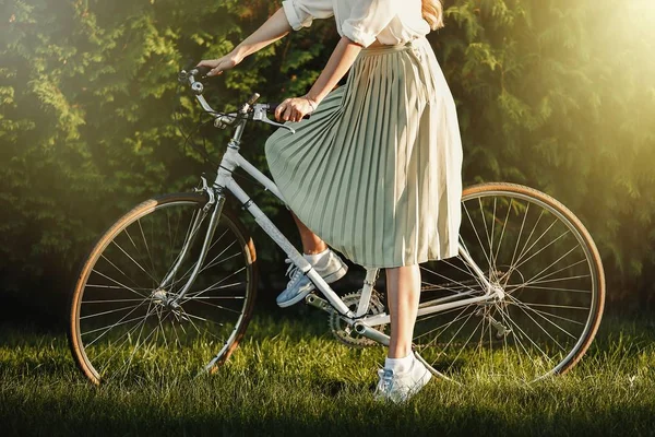Porträtt Ganska Sexig Tjej Poserar Med Vintage Retro Cykel — Stockfoto